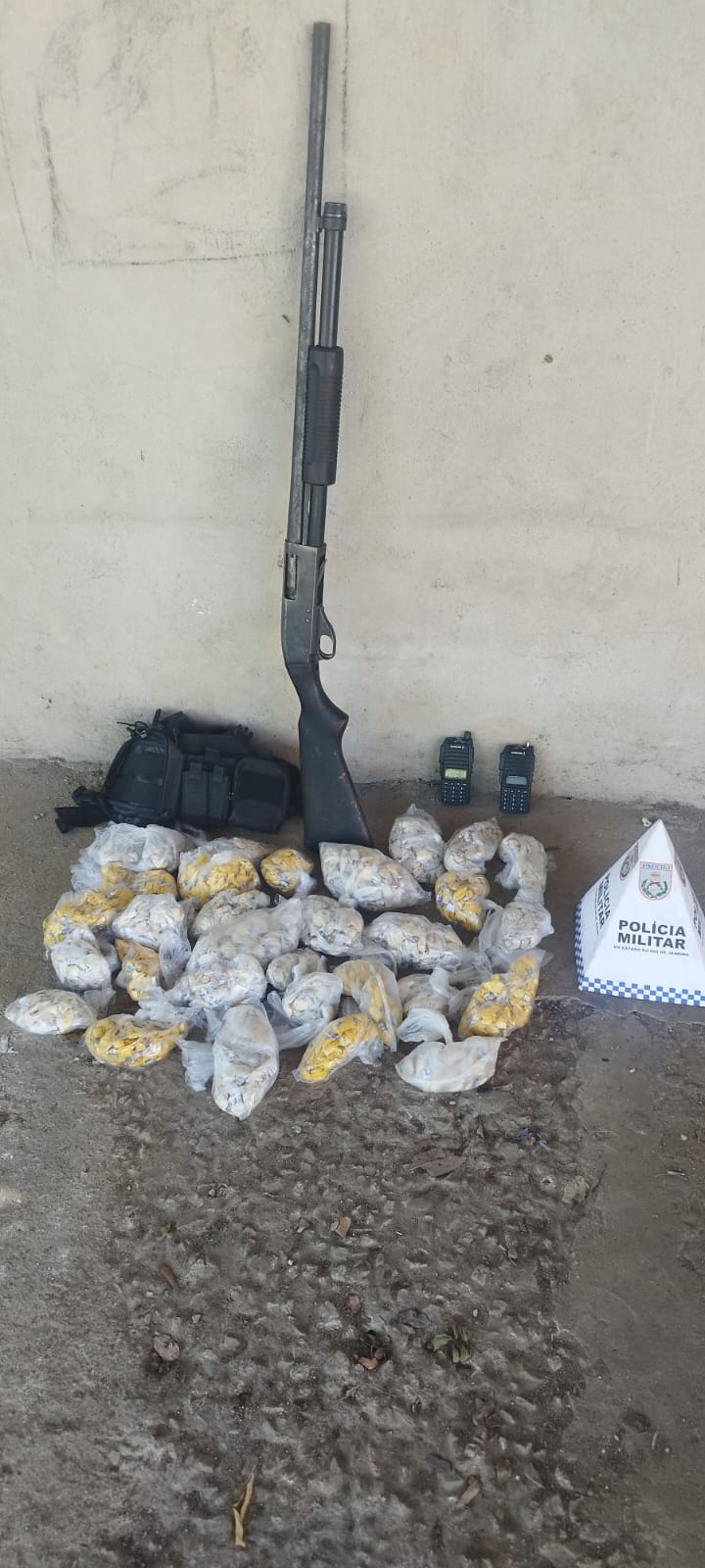 20º BPM apreende espingarda e cocaína na Comunidade Buraco do Boi em Nova Iguaçu